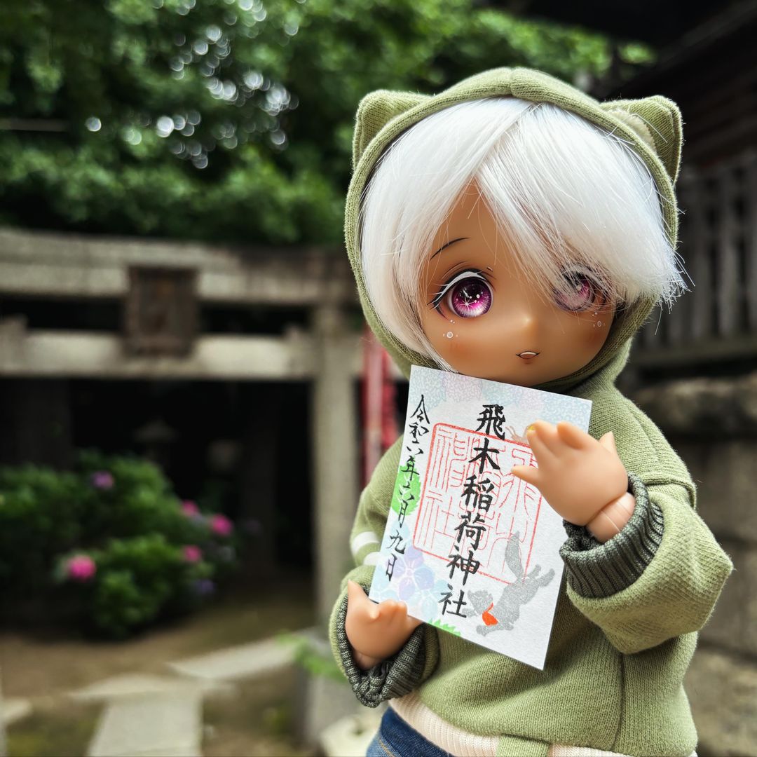 30cm MJD girl with tan skin, white hair, and pink eyes wearing a frog hoodie